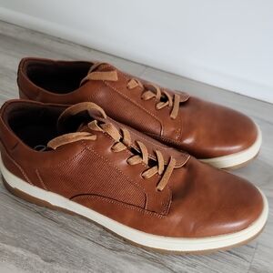 Brown Leather Sneakers with Vintage Look and Sleek Design